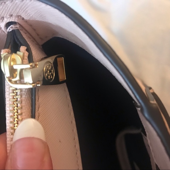 🔥PRICE IS FIRM🔥NWT Tory Burch Robinson Tote - Picture 4 of 7